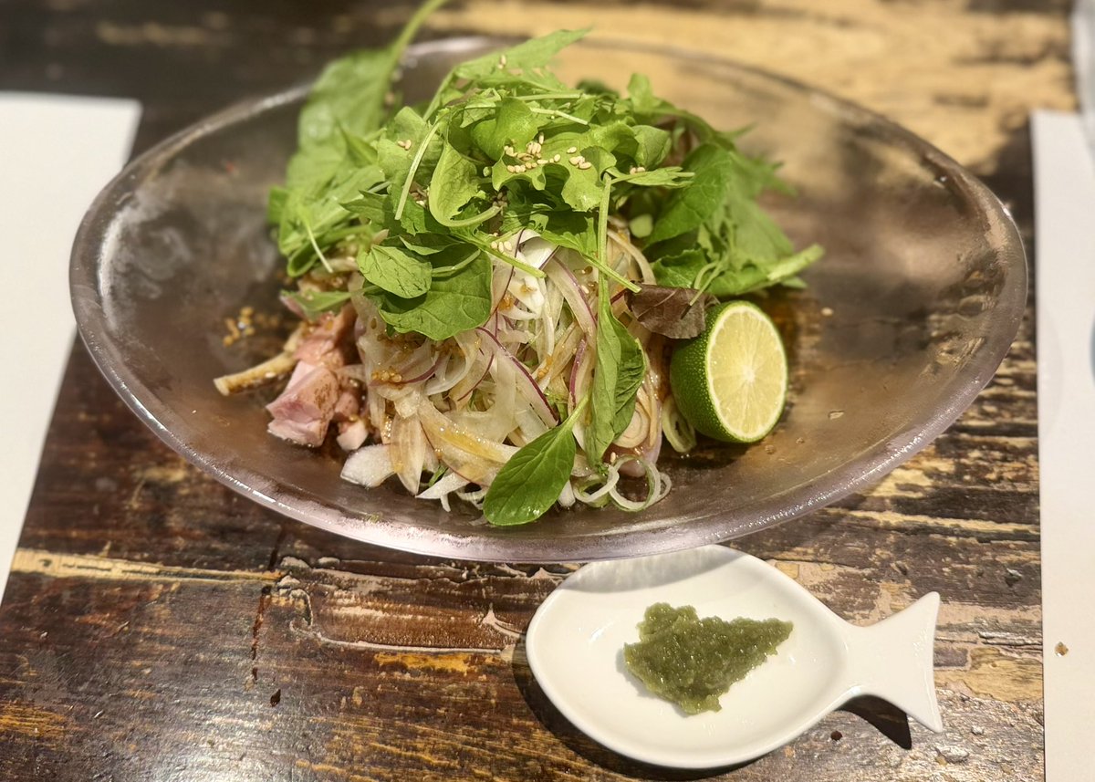 djmarusou's tweet photo. 明日はイカ釣りに行った先輩がイカを持って来る様です…大漁だった様です♪！イカの口になってます…暑い華の金曜日…5時からやってます！！ https://t.co/M82GJU8r9Z