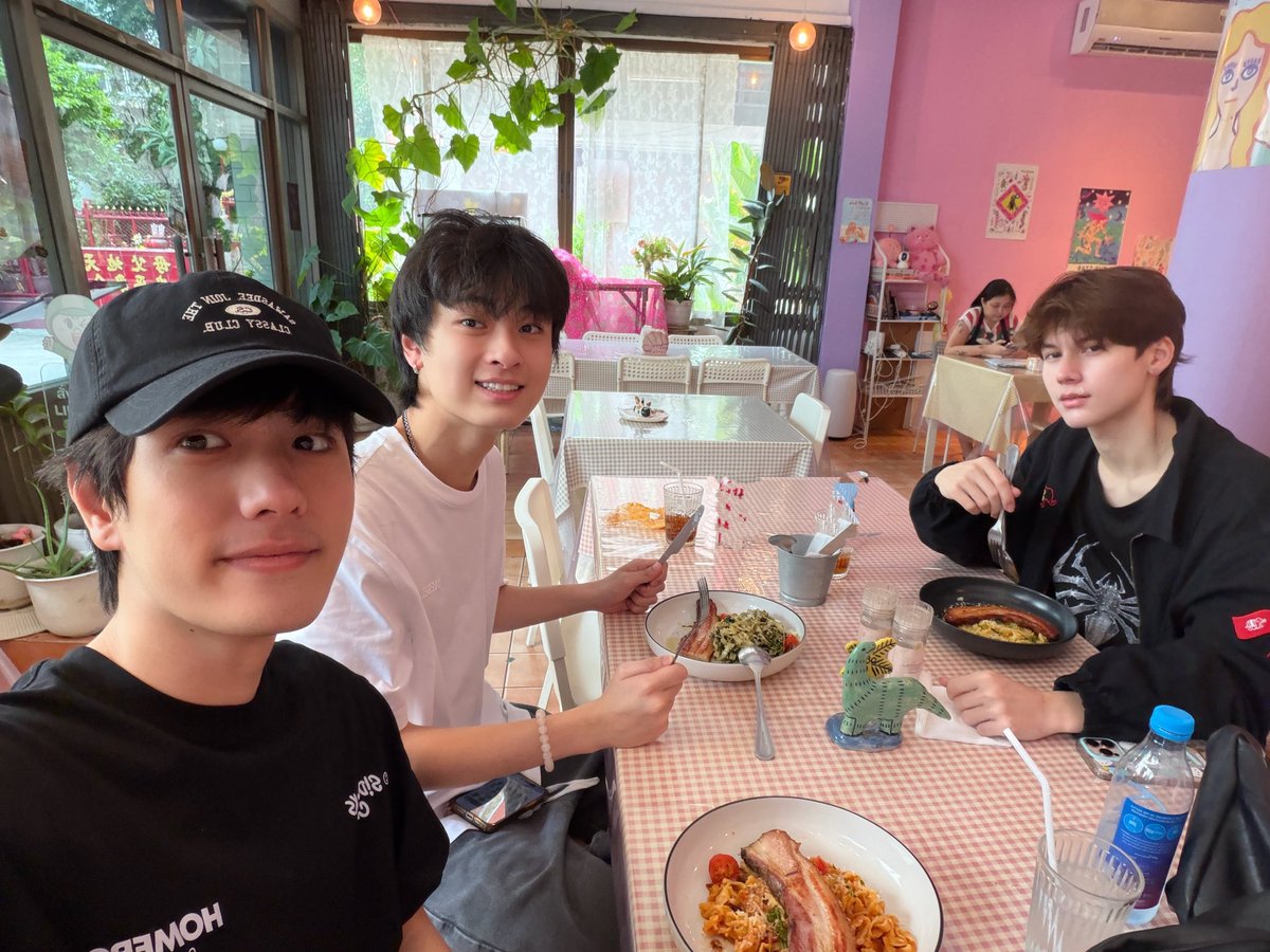 mewmoryy's tweet photo. อ้วมมีเพื่อนเป็นเจน6 เต็มไปหมดแต่เข้าใจได้ ก็มีแฟนเป็นเจน6อะเนอะ https://t.co/8HqUqmWZoZ