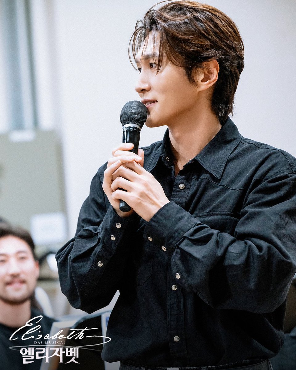 SilverBell0614's tweet photo. #repost @emk_musical
𝟐𝟎𝟐𝟔 𝐌𝐮𝐬𝐢𝐜𝐚𝐥 𝐄𝐋𝐈𝐒𝐀𝐁𝐄𝐓𝐇

뮤지컬 <엘리자벳> 상견례 현장 스케치 공개 👑
죽음마저 사랑에 빠지게 한 아름다운 황후

#박은태 배우님 cut🖤
#뮤지컬 #엘리자벳

2026.08.16~11.15 블루스퀘어 우리은행홀 https://t.co/I9uE9nVDsR