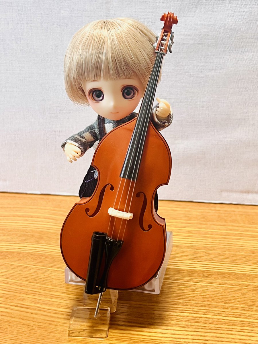 kitsukit's tweet photo. 推しやうちの子が弦楽器を弾く姿はとてつもなく、想像以上に素晴らしく美しいので、全ての1/12スケールドールオーナーさんに試してみてほしい🎻 https://t.co/iTHoMvLcgT
