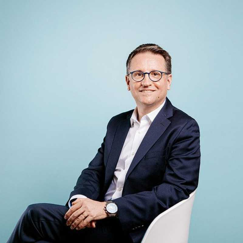 NewsTVReal's tweet photo. Rodolphe Belmer, patron de TF1 souhaite demander jusqu'à 14 minutes de publicité par heure au Gouvernement. Face aux difficultés économiques rencontrées par le secteur de la télévision et au recul du marché publicitaire.

Il propose notamment "l’augmentation du volume publicitaire (14 minutes maximum par heure d’ici 2028, contre 9 aujourd’hui), la fin de la limite de 6 minutes de  coupure pour un film, de l’espacement de 20 minutes entre deux coupures au sein d’un même programme.

Complètement dingue ! bientôt les programmes ne seront plus dévoués qu'à de la publicité.