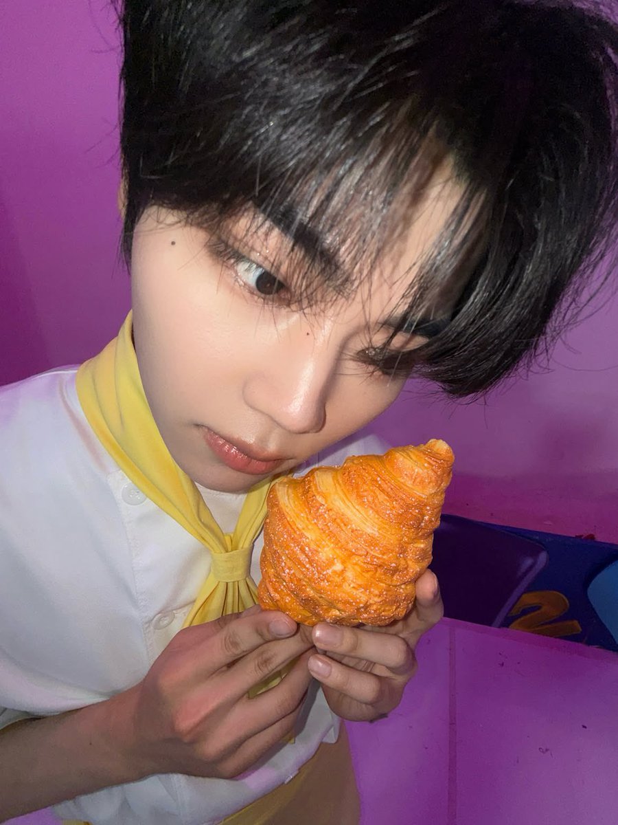 ZB1_GUNWOOK's tweet photo. 도욱넛💞

#PARKGUNWOOK #박건욱 #ZEROBASEONE #제로베이스원 #ZB1 #건욱 #朴乾旭 #パクゴヌク https://t.co/dNaMr9siAN
