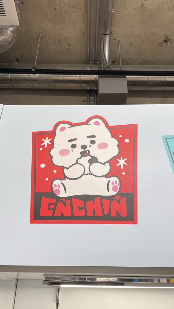 enna_1205's tweet photo. ENCHIN POPUP"(∩>ω<∩)"

スノーウィおにぎり食べてた🍙🤍

袋もかわいい😍

#enhypen https://t.co/hZ9qIL5Vau