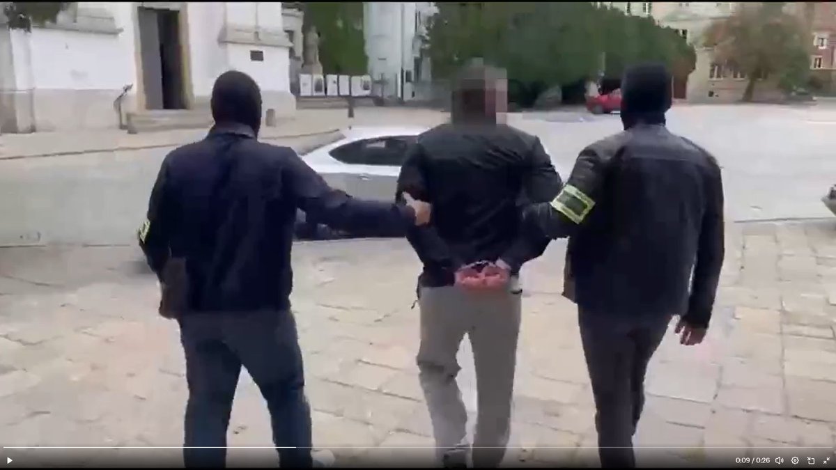 TomaszGolonko's tweet photo. Zwyrole zatrzymani. Kilka dni temu zwyrole zniszczyli Polce sklep Las Rąk w centrum Warszawy. Sklep z rękodziełami został zdewastowany bo właścicielka wyszła na ulice i sprzeciwiła się manifestacji, podczas której skandowano antyukraińskie hasła. Policja własnie zatrzymała podejrzanego o dewastację. Zatrzymano również autora gróźb kierowanych wobec pracowników galerii.

Brawo!

Fot. Policja