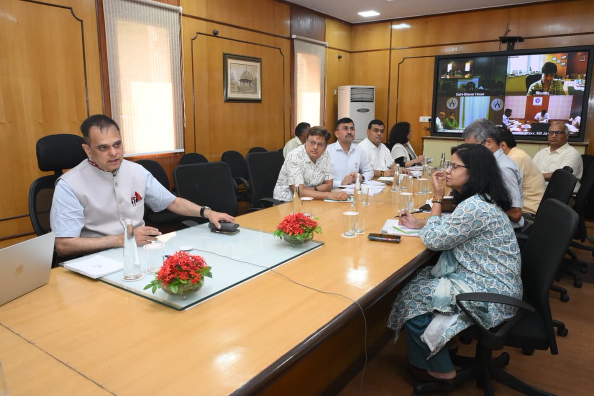 JVVNLCCare's tweet photo. Chief Secretary Shri V. Srinivas today reviewed the implementation of the Energy Department's centrally sponsored schemes, PM-KUSUM and PM Surya Ghar, the Green Energy Corridor (GEC) schemes, as well as the Utility-Led Aggregation (ULA) Model, to further strengthen Rajasthan's clean energy transition. 
Emphasis was laid on expediting rooftop solar installations, enhancing awareness and consumer outreach under PM Surya Ghar, ensuring the timely implementation of renewable energy initiatives and advancing the ULA Model in a time-bound manner. 

@mnreindia @svoruganti1466 @RajCMO