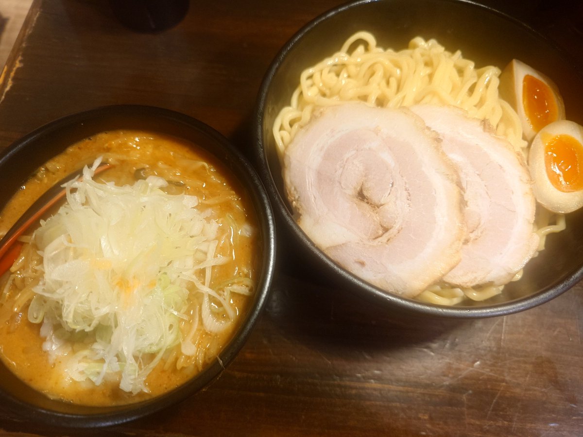 Black___Jack's tweet photo. サンシャイン劇場で観劇の後は来たかったコチラのお店♪

#麺処花田 @池袋店

味卵辛味味噌󠄀チャーシューつけ麺大。

野菜ニンニクマシにすると麺が沈まないぐらいの具の多さになります。かなり満腹！

今度はラーメンも食べてみないとね〜。

本日もご馳走様でした！ https://t.co/vJTU2c1MWu