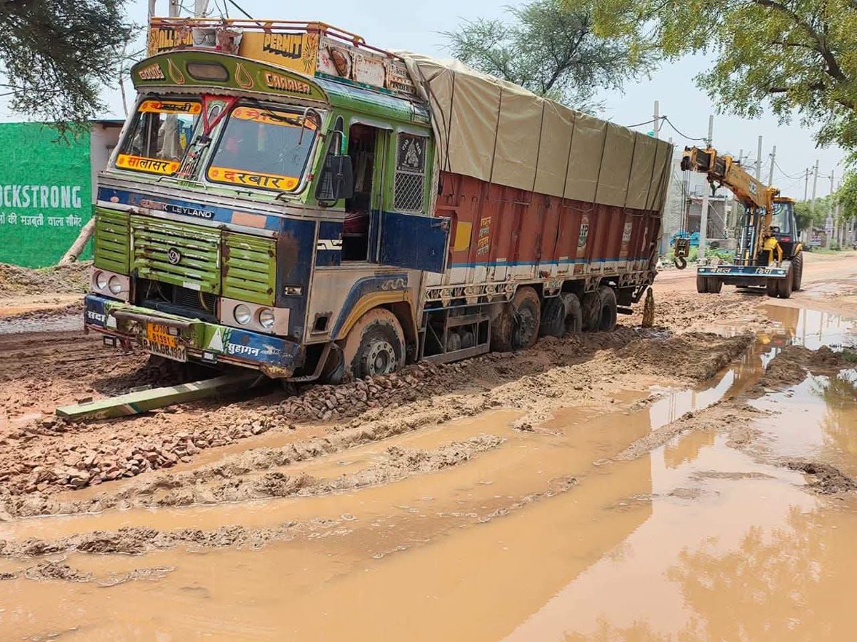 shaktisingh_IYC's tweet photo. State hiway no.12 location Behal
राजगढ़ रोड़ @HaryanaPwd @Bhiwani_DC प्रशाशन की लापरवाही का नतीजा बेकसूर ट्रक वाला भुगत रहा है पिछले 6 घंटे से फसा हुआ है 😥😥
@MORTHRoadSafety
@MORTHIndia @RanbirGangwa @nitin_gadkari
#bahal #bahalnews #bahal_ki_khabar #post #viral #गाढ़ा https://t.co/4t1B6pb9OI