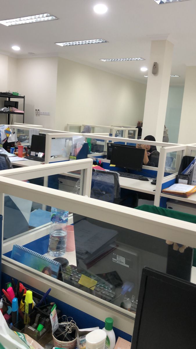 Recehcerdas's tweet photo. Gue baru tau HP gue disadap setelah chat gue sama temen kantor bocor ke orang lain, padahal gue gak pernah share password ke siapa-siapa. Awalnya gue kira kebetulan. Sampe 3 kali kejadian serupa, gue mulai parno. Gue cerita ke Pak Hendra, tetangga gue yang kerjaannya IT security di perusahaan fintech. Dia minjem HP gue 5 menit, terus muka dia berubah.

Ini HP lo udah ke-remote akses dari device lain, dari 2 bulan lalu. Gue speechless. Selama 2 bulan, semua yang gue ketik, gue foto, gue chat kemungkinan kebaca orang lain. Ini 10 hal yang Pak Hendra ajarin buat cek & lindungin HP lo :

1. Cek Aplikasi dengan Akses Accessibility Ini pintu masuk paling umum buat spyware. Aplikasi jahat suka nyamar jadi app biasa tapi minta izin Accessibility, yang artinya dia bisa liat semua yang lo ketik dan sentuh di layar. Cara cek: Settings → Accessibility → lihat app apa aja yang punya akses. Kalau ada nama app yang lo gak inget install, itu red flag.

2. Waspada Kabel Charger di Tempat Umum Ini yang bikin Pak Hendra paling geregetan. Colokan USB di kafe atau bandara bisa dipake buat juice jacking transfer data diam-diam pas lo ngecas. Solusinya gampang: pake USB data blocker, alat kecil yang cuma ngalirin listrik tapi blokir jalur data. Harganya gak nyampe 30 ribu tapi ngelindungin semua isi HP lo. Ini yang dipake Pak Hendra pas dia dinas ke luar kota.

3. Cek Log Aktivitas Akun Google Google nyimpen history device apa aja yang pernah login ke akun lo, lengkap sama lokasi & waktu. Cara cek: https://t.co/prrv2BNwfz → Security → Your devices. Kalau ada device asing yang lo gak kenal, langsung logout paksa dari situ juga. Buat proteksi ekstra, Pak Hendra saranin pake security key fisik buat login akun penting.

4. Profil MDM/Konfigurasi Misterius Buat pengguna iPhone: cek Settings → General → VPN & Device Management. Kalau ada profil konfigurasi yang gak lo pasang sendiri, itu bisa jadi cara orang mantau HP lo dari jarak jauh, termasuk baca chat & lokasi real-time.

5. Baterai Boros Tiba-tiba & HP Panas Padahal Nganggur Spyware itu jalan terus di background, nyedot baterai & bikin HP panas walau lo gak lagi make. Kalau tiba-tiba baterai lo boros drastis tanpa sebab jelas, itu bukan cuma "baterai udah tua".

6. Cek Izin Mikrofon & Kamera yang Aktif Terus Di HP terbaru biasanya ada indikator titik hijau/oranye pas mic atau kamera lagi dipake. Kalau titik itu muncul padahal lo gak la

7. Jangan Asal Install APK dari Luar Play Store APK bajakan aplikasi berbayar atau mod itu sarang spyware paling gampang. Orang nitipin malware di dalamnya, dan begitu lo install, dia dapet akses penuh ke HP lo.

8. Aktifin Two-Factor Authentication di Semua Akun Penting Meskipun password lo bocor, kalau 2FA aktif, orang tetep butuh kode OTP buat masuk. Ini lapisan pertahanan kedua yang paling murah tapi sering diremehin.

9. Restart HP Secara Rutin Kedengeran sepele, tapi banyak spyware level rendah yang reset begitu HP di-restart karena mereka nempel di memori sementara, bukan terinstall permanen. Restart mingguan itu bantu bersih-bersih otomatis.

10. Factory Reset Kalau Udah Yakin Kena Kalau udah cek semua di atas dan masih curiga, jalan paling aman ya factory reset total, terus ganti semua password dari device lain yang bersih. Jangan pulihkan dari backup lama itu bisa balikin spyware-nya lagi.

Jujur, dari 10 hal di atas, yang paling gampang & paling sering kelewat itu poin 2: charger di tempat umum. Soalnya kita gak selalu bisa ngecek app satu-satu tiap hari, tapi kita hampir tiap hari numpang ngecas di luar kantor, mall, bandara. Makanya Pak Hendra selalu bawa USB data blocker di dompetnya. Bentuknya kecil banget, harganya juga murah, tapi fungsinya penting: mastiin HP lo cuma nyerap listrik, bukan data.

cc : ngulikhp