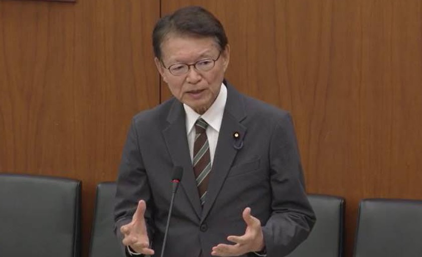 nagatsumaakira's tweet photo. 【内閣委員会質疑】病歴情報を企業等に渡す場合は、事前に名前・住所も渡すことを病院のホームページに明記すべき

本日、ながつま昭は衆議院内閣委員会において、個人情報保護法改正案について質問しました。
質疑で、ながつま昭は、病歴などの要配慮個人情報を企業等へ提供する際、氏名や住所などの情報も併せて提供される場合には、その事実を患者が事前に把握できるよう、病院のホームページなどに分かりやすく明記すべきではないかと政府に求めました。

※議事録、配布資料、動画は下記のURLでご覧いただけます
https://t.co/novw72KqjO

#長妻昭　#中野区　#杉並区
