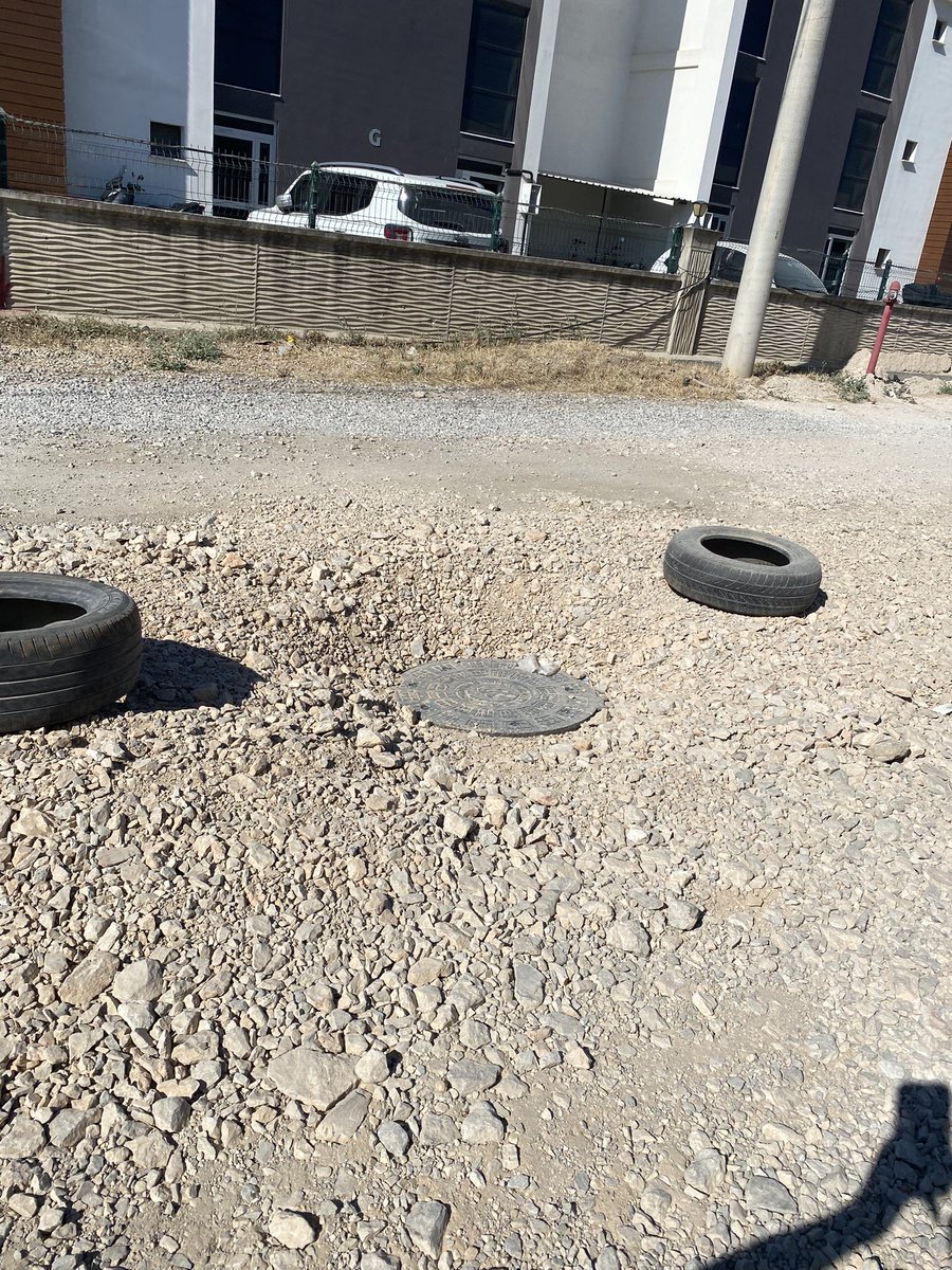quadricepssss's tweet photo. Sayın yetkililer burası bizim köyümüz değil ki köylerde bile asfalt var artık. Karaali mahallesi 2. Sokakta ve devamındaki tüm sokaklarda alt yapı çalışmaları sonrası toz toprak pislik kaldı gitti. Bir iş bittikten sonra devamını neden yapmazsınız ki? @yunusemrebld @manisabsb https://t.co/t2h1LMKLf6