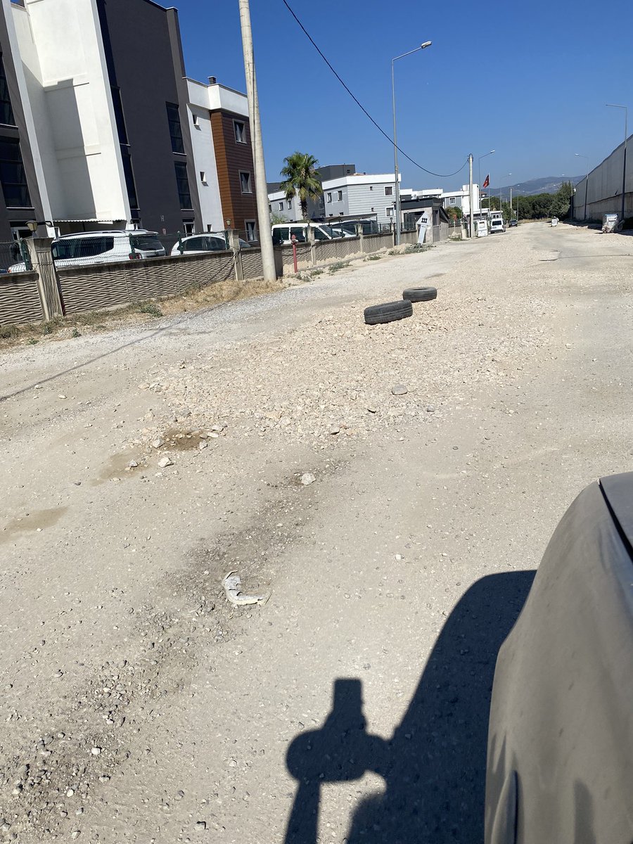 quadricepssss's tweet photo. Sayın yetkililer burası bizim köyümüz değil ki köylerde bile asfalt var artık. Karaali mahallesi 2. Sokakta ve devamındaki tüm sokaklarda alt yapı çalışmaları sonrası toz toprak pislik kaldı gitti. Bir iş bittikten sonra devamını neden yapmazsınız ki? @yunusemrebld @manisabsb https://t.co/t2h1LMKLf6