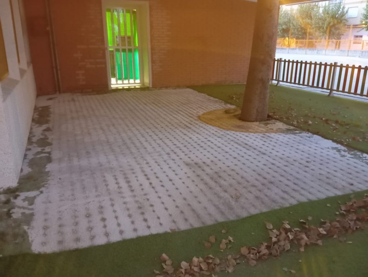 AAVVBarriomar's tweet photo. Esta noche han entrado al CEIP Barriomar74 y han vandalizado todo el patio de infantil, arrancando el césped artificial y dejándolo tirado en el entorno. 
Nuestra mayor condena y repulsa. 
Esto es joder por joder, solo por hacer daño. https://t.co/vP6Ya7xf3C