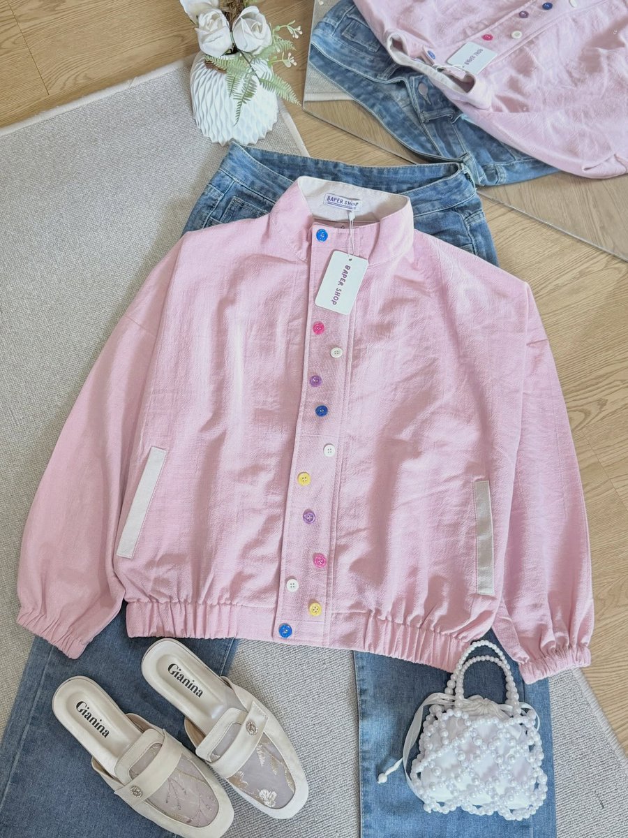rubahywuebei's tweet photo. Eh serius ini detail kancingnya cute banget sih 🤩💘 https://t.co/caBIWuBcmk