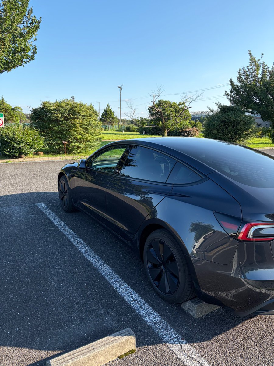 Teslamodel3__'s tweet photo. モデル3に15%のスモークフィルム施工してもらいました！リアが丸見えなのがとても嫌だったので。とても満足です！4万円でした。

#テスラ　#モデル3  #スモークフィルム https://t.co/la8efEu4Cw