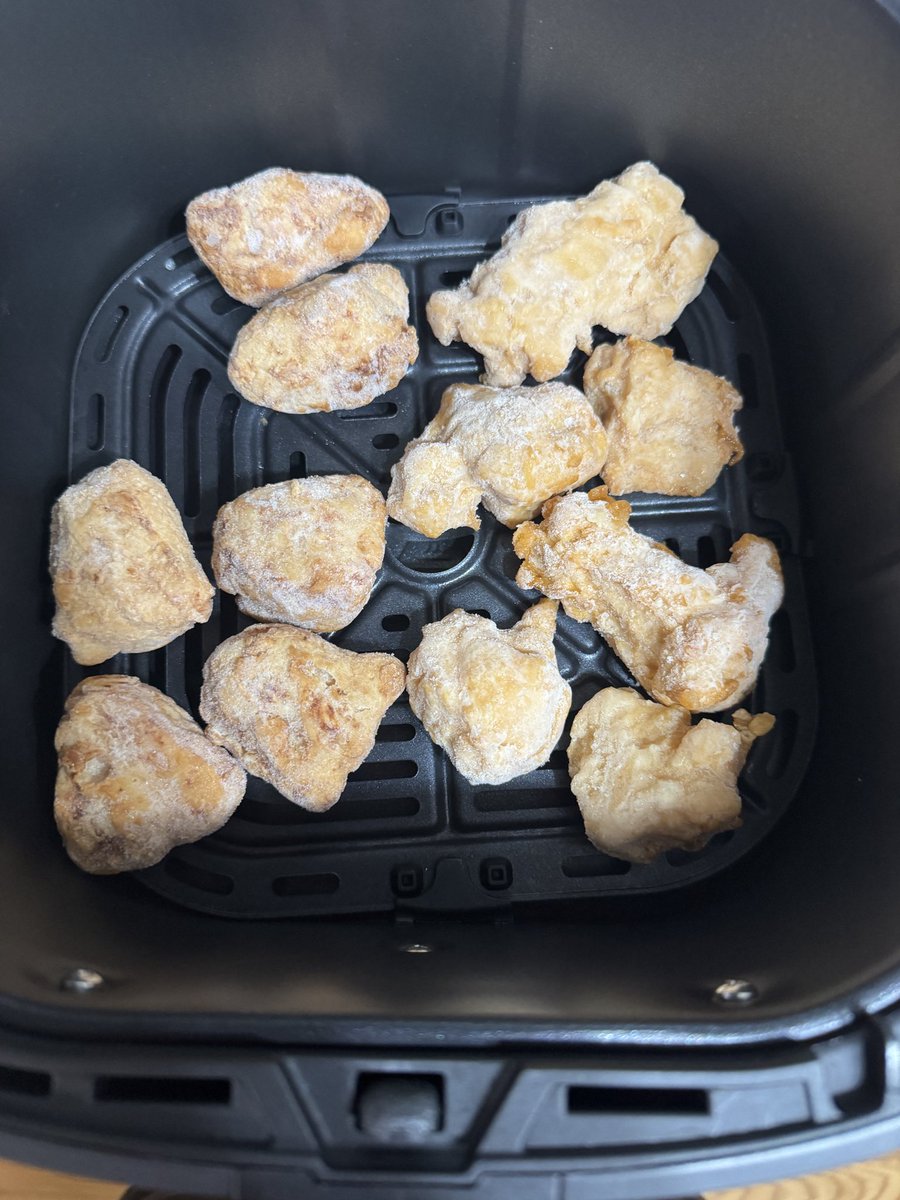 result_blog's tweet photo. 今回はノンフライヤーで適当に加熱。

むねから:味濃いめ。中華料理屋の唐揚げっぽい。旨い。

業スー:比べるとちょっと味薄め。普通の唐揚げ寄り。旨い。

【結論】

どちらも美味しいのでおすすめ😋 https://t.co/g0k6XZHn5T