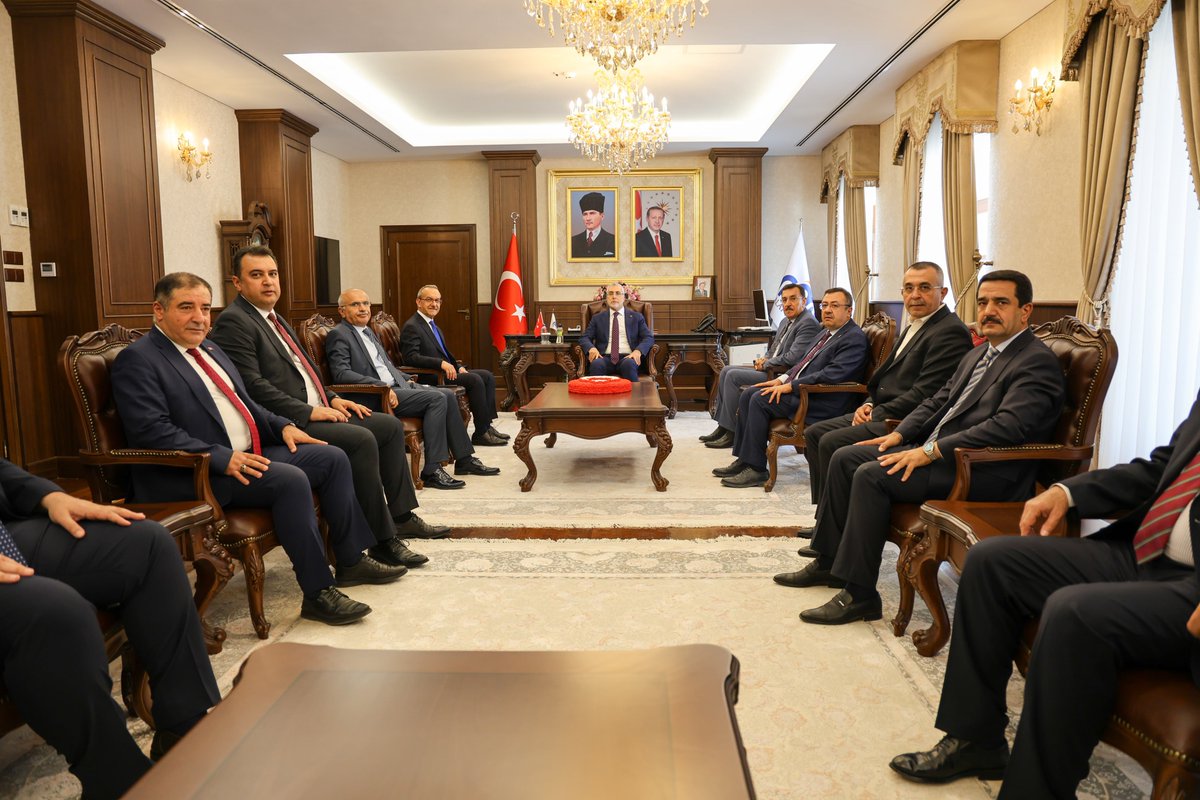 AliBakantr's tweet photo. 📍Malatya Valiliği

Çalışma ve Sosyal Güvenlik Bakanımız Sayın Prof. Dr. Vedat Işıkhan (@isikhanvedat) ile birlikte Malatya Valimiz Sayın Seddar Yavuz’u (@SeddarYavuz) ziyaret ettik. https://t.co/yOlB8D7SEJ