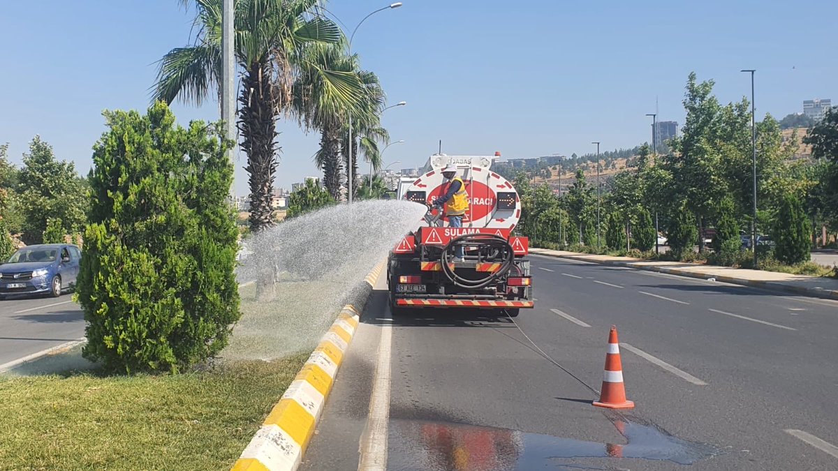 SbbPark's tweet photo. Park ve Bahçeler Dairesi  Başkanlığına bağlı ekiplerimiz;👷🚧👷

Tüm alanlarımızda ağaç sulama çalışmalarını hız kesmeden sürdürmektedir.💦💧

#YeşilŞehirŞanlıurfa 

@sanliurfabld 
@MithatCanKutluc 
@halilaldeniz_ 
@sukrukaracads 
@mesuthicri https://t.co/sd8wKwrCWS