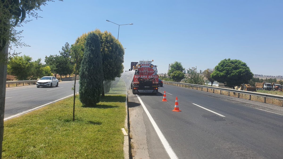 SbbPark's tweet photo. Park ve Bahçeler Dairesi  Başkanlığına bağlı ekiplerimiz;👷🚧👷

Tüm alanlarımızda ağaç sulama çalışmalarını hız kesmeden sürdürmektedir.💦💧

#YeşilŞehirŞanlıurfa 

@sanliurfabld 
@MithatCanKutluc 
@halilaldeniz_ 
@sukrukaracads 
@mesuthicri https://t.co/sd8wKwrCWS