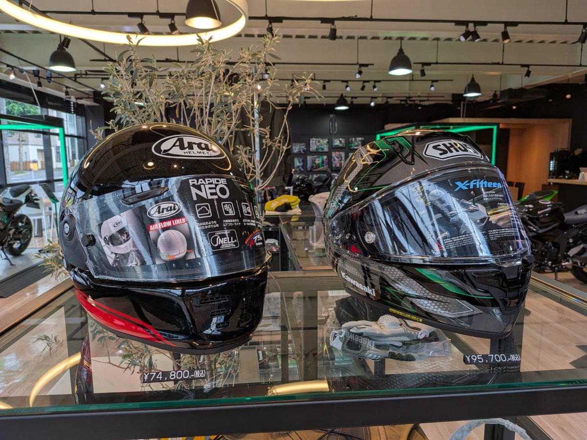 sapporochuo's tweet photo. 『カワサキ×Arai RAPIDE-NEO Z900RS SE モデル』
新型Z900RSの発表を記念し、火の玉グラフィックをイメージした カワサキプラザオリジナルデザインのヘルメットを発売いたします。
26MY Z900RS SEに採用したカラーを基に調色したオレンジを使用し、 デザインはカワサキモータースのデザイナーによる書き下ろしの限定グラフィックです。
■規格：スネル / JIS 
■サイズ：S・M・L・LL 
■カラー：ブラック×オレンジ 
■メーカー希望小売価格：¥74,800（税込）

現在、店頭にて展示しております。   数量に限りがございますので、気になる方はお早めにご確認ください。
#バイク　#カワサキのある生活　#着るカワサキ