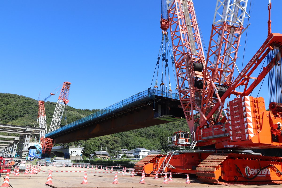 mlit_tokushima's tweet photo. 【✨橋が架かりました✨】
本日 #徳島南環状道路 の #川西高架橋  上部工の一括架設を行いました。
 
巨大な橋桁がゆっくりと所定の位置に収まっていく様子は、まさに圧巻！📹
その感動の瞬間を動画でぜひご覧ください👇
https://t.co/GFkZaPGKTx https://t.co/bz5N3BDdU2