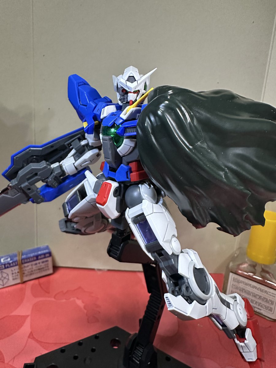 GP03D_pso's tweet photo. RGエクシアリペア、実は少し前に完成してました(色々あって公開が遅れた！)
オリジナル要素としては、顔やGNソードの傷跡にサビを再現して茶色を塗ってあります。これは実際に放置されてる車(の傷)を見てやってみた。あとは顔の右目。ここは赤く光らせたいという俺の希望がキチンと出来て良かった！ https://t.co/3S3XbDIayh