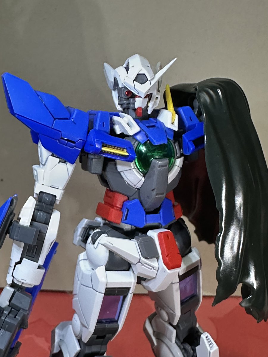 GP03D_pso's tweet photo. RGエクシアリペア、実は少し前に完成してました(色々あって公開が遅れた！)
オリジナル要素としては、顔やGNソードの傷跡にサビを再現して茶色を塗ってあります。これは実際に放置されてる車(の傷)を見てやってみた。あとは顔の右目。ここは赤く光らせたいという俺の希望がキチンと出来て良かった！ https://t.co/3S3XbDIayh
