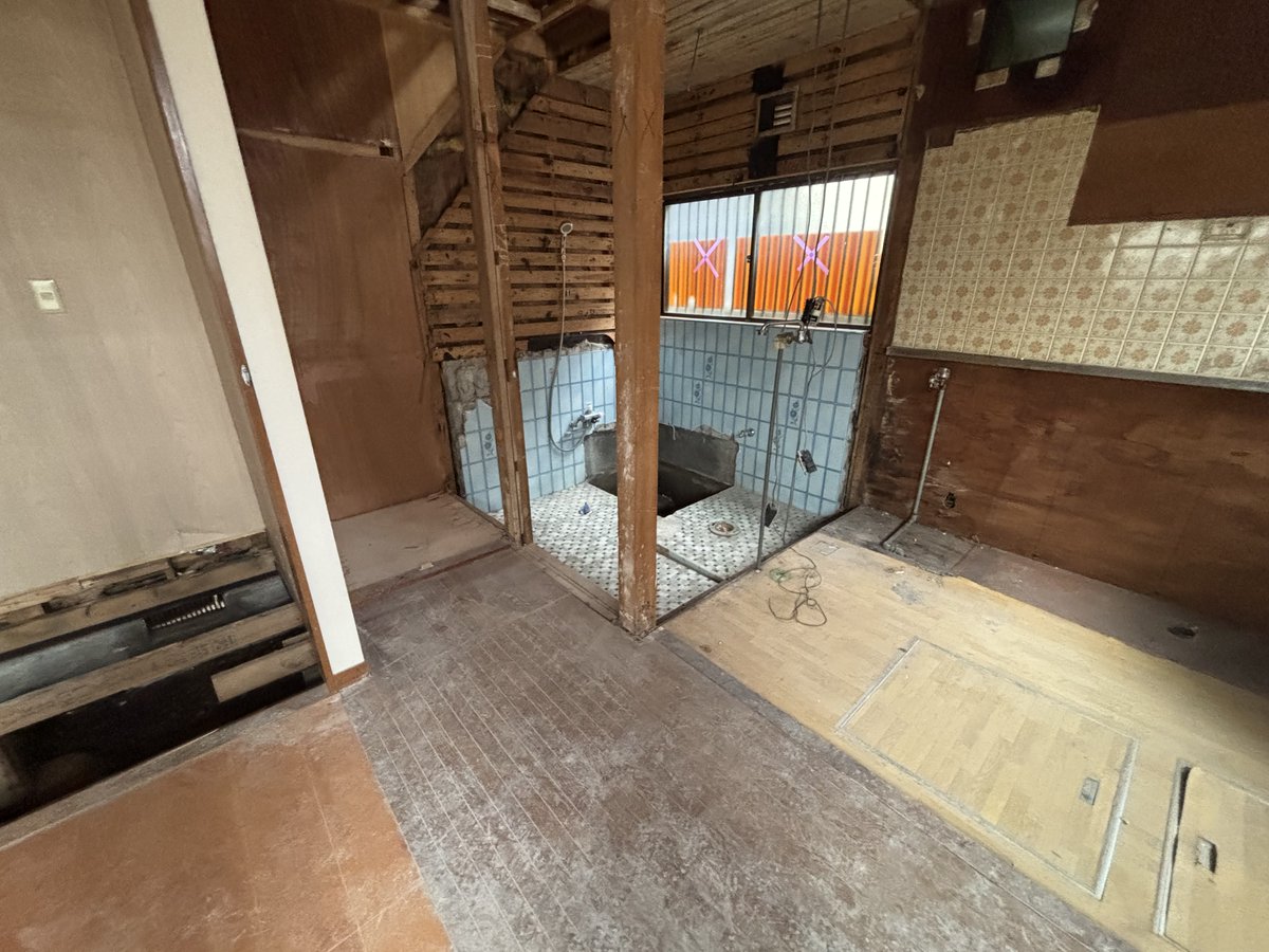 cocominka's tweet photo. 【民泊予定】
新規物件！
新宿区大久保の木造2階建住居🏠
築40年越えの昭和の建物。

解体がほぼ完了！
キッチンや浴室もとっぱらってスッキリ😀 https://t.co/gRFwN58vdG
