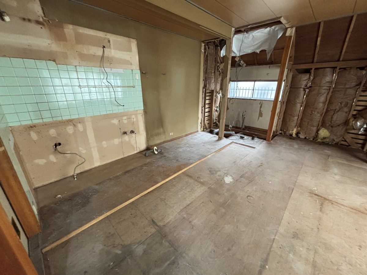 cocominka's tweet photo. 【民泊予定】
新規物件！
新宿区大久保の木造2階建住居🏠
築40年越えの昭和の建物。

解体がほぼ完了！
キッチンや浴室もとっぱらってスッキリ😀 https://t.co/gRFwN58vdG