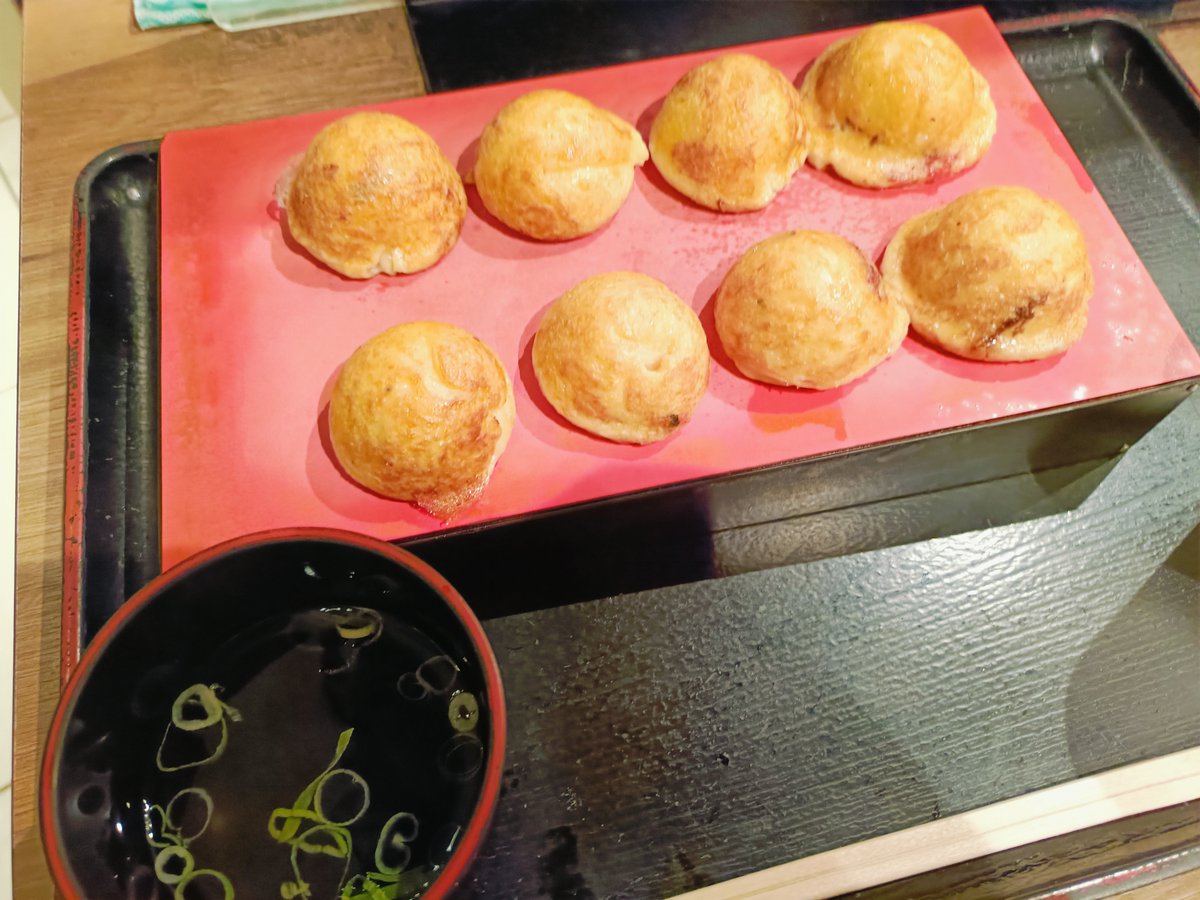 KEmMAKI's tweet photo. 大阪阪神のスナックパークにて明石焼きをかっ食らう。火傷しそうになったわ。明石焼きなんて、ん十年ぶりだろうか。 https://t.co/YVqXxSL107