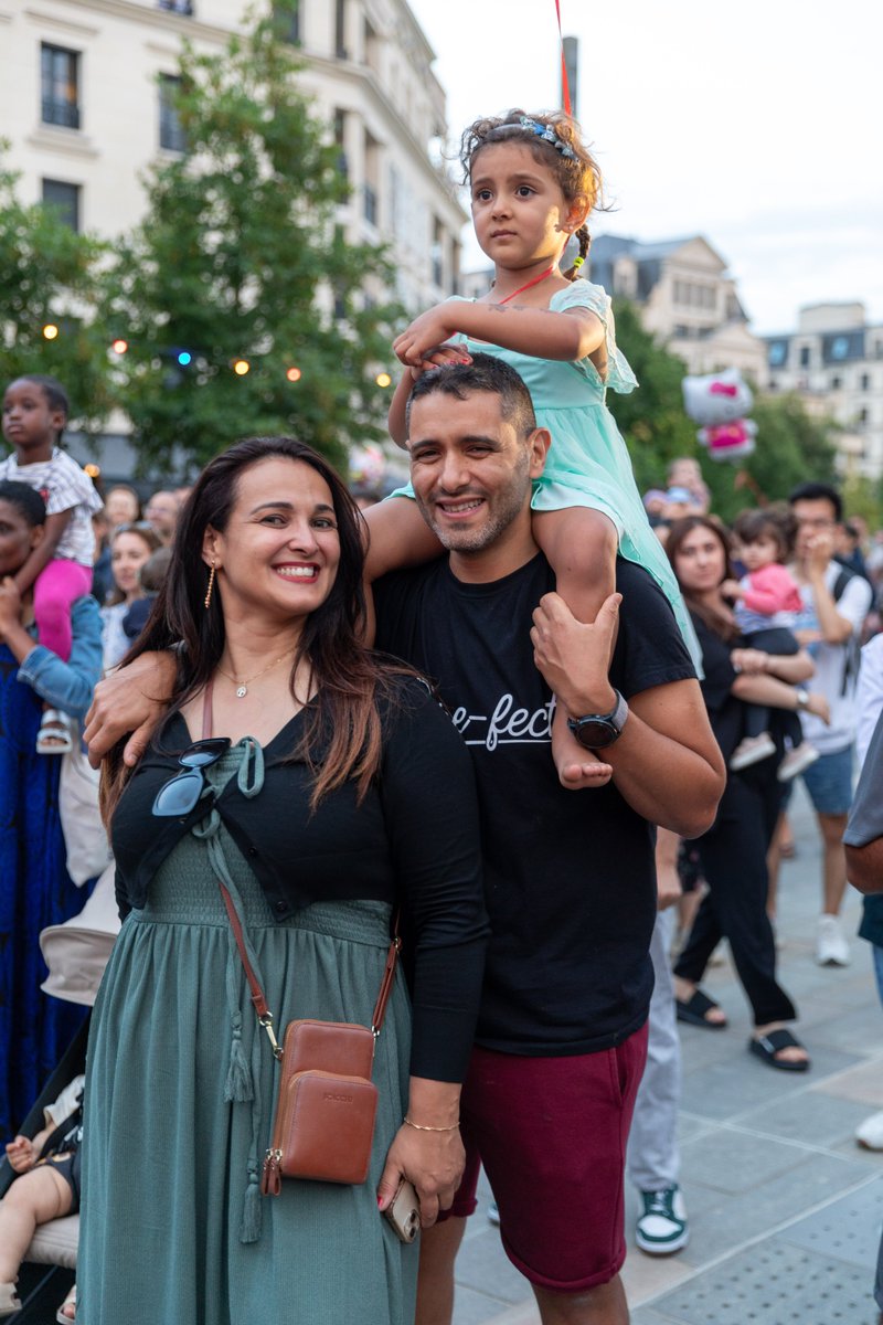 VilleDeClamart's tweet photo. Préparez vos plus beaux sourires 😁: la #FeteNationale revient demain au Panorama de #Clamart !
🎶 Dès 21h : grand bal populaire sur l'esplanade
🎆 À 23h : feu d’artifice dans le ciel clamartois
Venez célébrer le #14Juillet à nos côtés 👉 https://t.co/mLcV1xTkRb https://t.co/7LsvpMnoPD