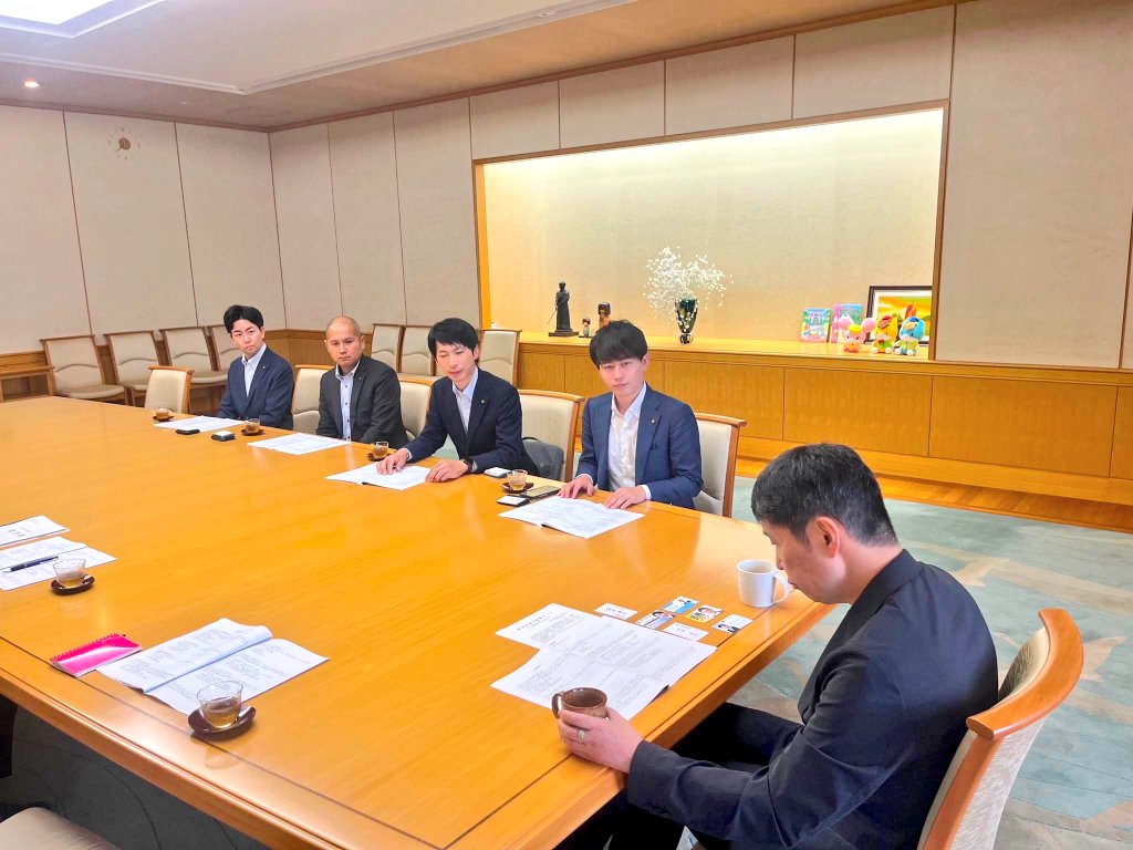 ACE_GUNMA's tweet photo. 7日は関東若手議員の会 群馬エリアの代表6名で、群馬県知事 山本一太知事を表敬訪問。先日開催した「若者×政策カフェ」で寄せられた意見を7分野に整理した要望書を提出し、若者の声を直接お届けしました。

今後も若者の意見を県政・市政へ反映できる仕組みとして継続を目指して行きたいと思います。 https://t.co/GSpRYFWcSi