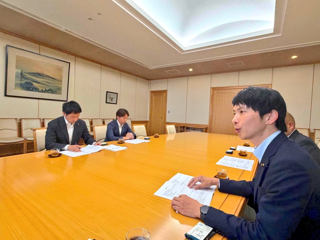 ACE_GUNMA's tweet photo. 7日は関東若手議員の会 群馬エリアの代表6名で、群馬県知事 山本一太知事を表敬訪問。先日開催した「若者×政策カフェ」で寄せられた意見を7分野に整理した要望書を提出し、若者の声を直接お届けしました。

今後も若者の意見を県政・市政へ反映できる仕組みとして継続を目指して行きたいと思います。 https://t.co/GSpRYFWcSi