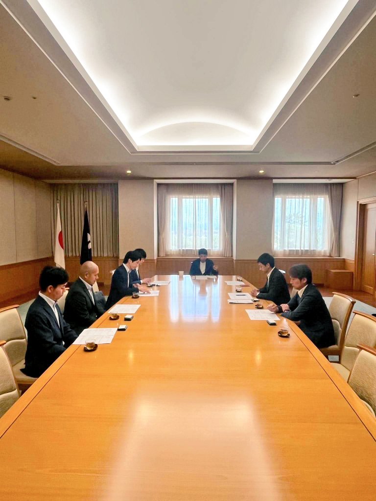 ACE_GUNMA's tweet photo. 7日は関東若手議員の会 群馬エリアの代表6名で、群馬県知事 山本一太知事を表敬訪問。先日開催した「若者×政策カフェ」で寄せられた意見を7分野に整理した要望書を提出し、若者の声を直接お届けしました。

今後も若者の意見を県政・市政へ反映できる仕組みとして継続を目指して行きたいと思います。 https://t.co/GSpRYFWcSi
