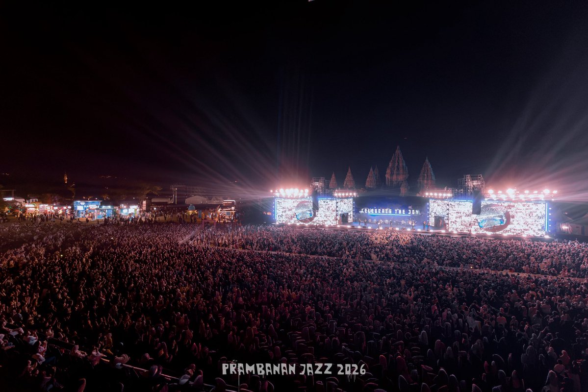 PrambananJazz's tweet photo. A magnificent sea of PJF Lovers! 🌊✨

Can you spot yourself in this massive crowd? 👀
#PrambananJazz #PJF2026 #CelebrateTheJoy https://t.co/faJxfNqT7s