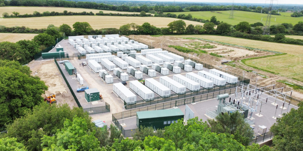 Leseerlaubnis's tweet photo. Forschung zu Batteriespeichern

China hat die Wissenschaft zur Speicherchemie in großem Maßstab betrieben.

Selbst wenn es eigenartig war, dass China eine ganze Stadt für die Chemie-Wissenschaftler und ihre Familien baute, um an unterschiedlichen Batterietypen zu arbeiten, waren die Ergebnisse verblüffend.

Innerhalb weniger Jahre hatten sie Ergebnisse für viele Arten unterschiedlicher Batterien, wussten, welche länger halten würden, weniger Effizienz verlieren und mit den verfügbaren Ressourcen am günstigsten zu produzieren sind.

China hat all das für mehrere Tausend unterschiedlicher chemischer Ideen umgesetzt – in der Zeit, die Deutschland bräuchte, um Fördermittel für vielleicht 5 oder 20 solcher Forschungen zu beantragen.

Chinas Potenzial liegt in der Anzahl der Wissenschaftler für die Forschung und im politischen Willen, das zu finanzieren, was später zu wirtschaftlichem Erfolg und Export führt.

Deutschland und andere westliche Nationen haben diese Methode der staatlich geförderten Forschung verloren. Deshalb verlieren wir in der Wirtschaft und im Export. 

Merke: 
Wer wirtschaftliche Erfolge und Export haben will, muss als Staat massiv in Forschung investieren und damit leben, dass von 20.000 geförderten Forschungsarbeiten vielleicht nur fünf in einem Exportschlager münden werden. 

In China war das in etwa die Relation. Tausende Ideen wurden überprüft. Eine Handvoll wird nun gerade zum globalen Erfolg.