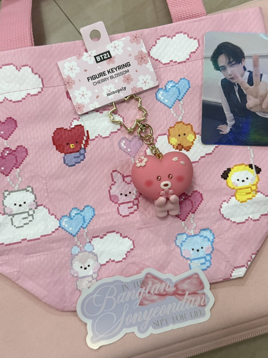 vanillattaecart's tweet photo. cutie tata 🥹🩷🌸 had to put it on my bag alr hehe thank u sm @kylieami_ 💗

#fromkyliewithluv https://t.co/oPtJsshf3c