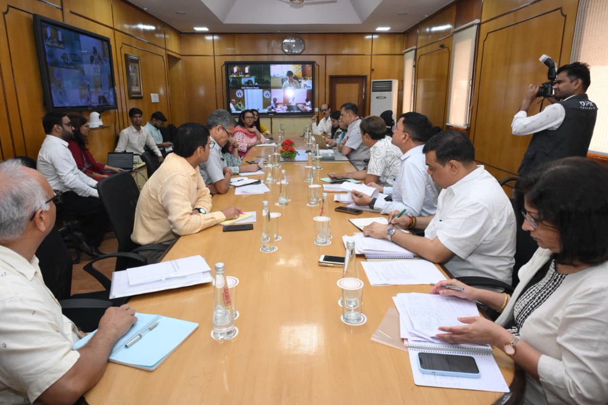 JVVNLCCare's tweet photo. Chief Secretary Shri V. Srinivas today reviewed the implementation of the Energy Department's centrally sponsored schemes, PM-KUSUM and PM Surya Ghar, the Green Energy Corridor (GEC) schemes, as well as the Utility-Led Aggregation (ULA) Model, to further strengthen Rajasthan's clean energy transition. 
Emphasis was laid on expediting rooftop solar installations, enhancing awareness and consumer outreach under PM Surya Ghar, ensuring the timely implementation of renewable energy initiatives and advancing the ULA Model in a time-bound manner. 

@mnreindia @svoruganti1466 @RajCMO