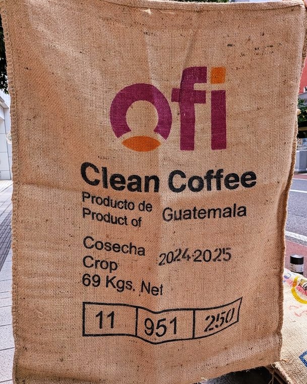 jalanjalanstaff's tweet photo. 【数量限定】コーヒーの旅を終えた、一点ものの麻袋たち。1枚 300円～500円（税込）で販売します https://t.co/DnBrAuFYE0