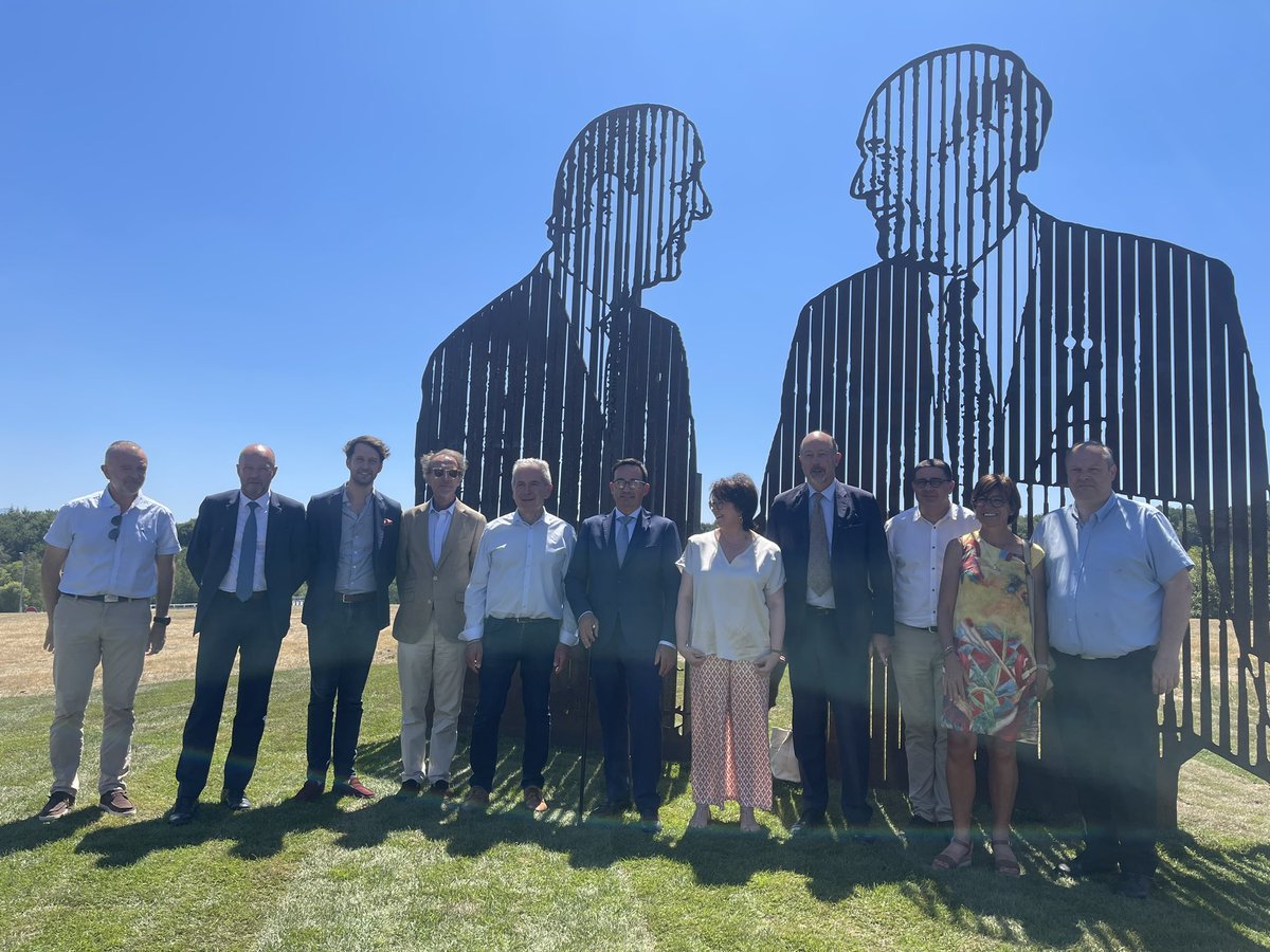 LGiscardEstaing's tweet photo. Particulièrement heureux et fier d’avoir pu honorer la mémoire de deux Présidents de la République #VGiscarddestaing et #JChirac  en inaugurant avec #ClaudeChirac et @VINCIAutoroutes l’ « Aire des Présidents » au Chavanon A89
@Fondation_VGE https://t.co/VH6dSlqeg7