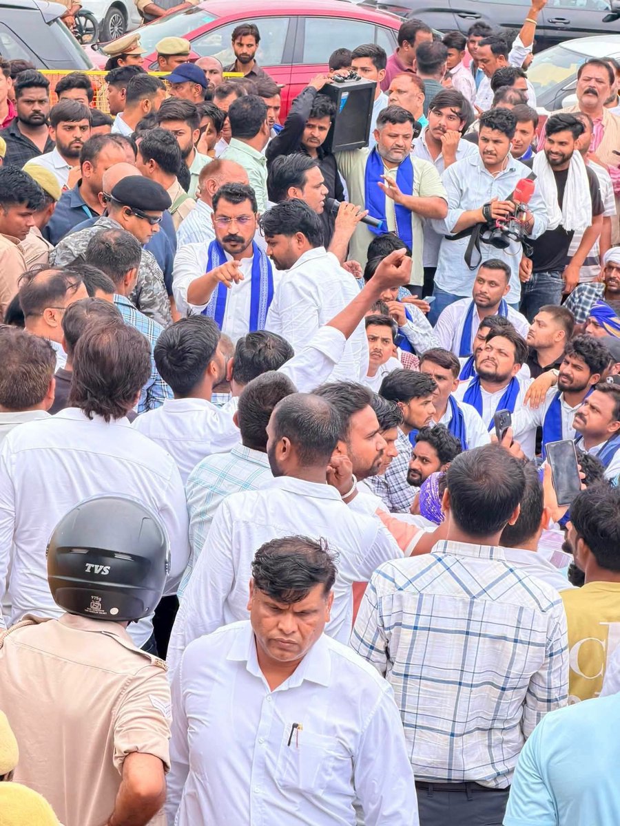 Pritamkrbauddh's tweet photo. दलित समुदाय को अपने बाप का रोड कहने वाले SSP महोदय कहां हो,अब तो पूरा रोड जाम है। https://t.co/lEzJwYJnkf