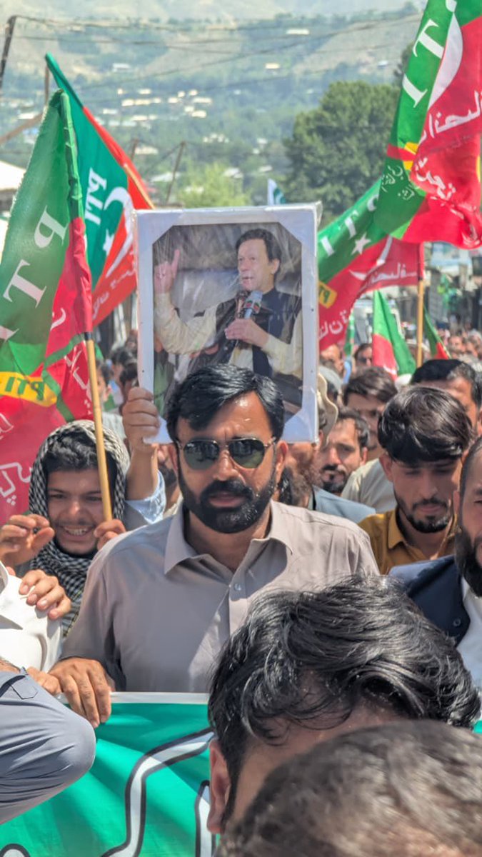JunaidAkbarMNA's tweet photo. چترال (دروش): قائد عمران خان، بشریٰ بی بی، ایم این اے عبد اللطیف اور دیگر اسیران کی رہائی کے مطالبے کے لیے دروش میں ایک پُرامن احتجاجی ریلی نکالی گئی۔

ریلی میں مختلف علاقوں سے آئے کارکنوں، عمائدین، نوجوانوں اور شہریوں نے بھرپور شرکت کی اور پُرامن انداز میں اپنے مطالبات پیش کیے۔ مقررین نے قانون کی بالادستی، انصاف اور جمہوری اقدار پر زور دیتے ہوئے تمام اسیران کی رہائی کا مطالبہ۔