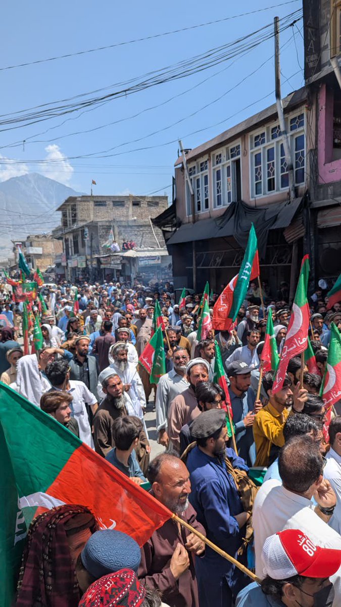 JunaidAkbarMNA's tweet photo. چترال (دروش): قائد عمران خان، بشریٰ بی بی، ایم این اے عبد اللطیف اور دیگر اسیران کی رہائی کے مطالبے کے لیے دروش میں ایک پُرامن احتجاجی ریلی نکالی گئی۔

ریلی میں مختلف علاقوں سے آئے کارکنوں، عمائدین، نوجوانوں اور شہریوں نے بھرپور شرکت کی اور پُرامن انداز میں اپنے مطالبات پیش کیے۔ مقررین نے قانون کی بالادستی، انصاف اور جمہوری اقدار پر زور دیتے ہوئے تمام اسیران کی رہائی کا مطالبہ۔