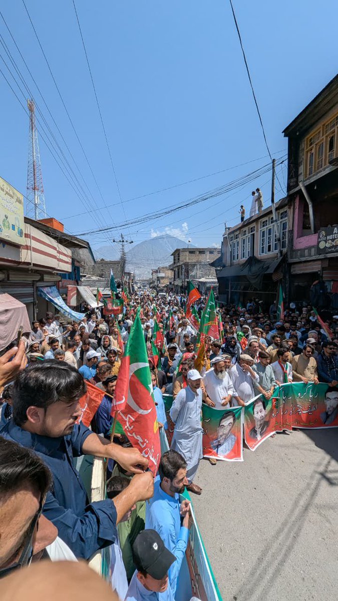 JunaidAkbarMNA's tweet photo. چترال (دروش): قائد عمران خان، بشریٰ بی بی، ایم این اے عبد اللطیف اور دیگر اسیران کی رہائی کے مطالبے کے لیے دروش میں ایک پُرامن احتجاجی ریلی نکالی گئی۔

ریلی میں مختلف علاقوں سے آئے کارکنوں، عمائدین، نوجوانوں اور شہریوں نے بھرپور شرکت کی اور پُرامن انداز میں اپنے مطالبات پیش کیے۔ مقررین نے قانون کی بالادستی، انصاف اور جمہوری اقدار پر زور دیتے ہوئے تمام اسیران کی رہائی کا مطالبہ۔