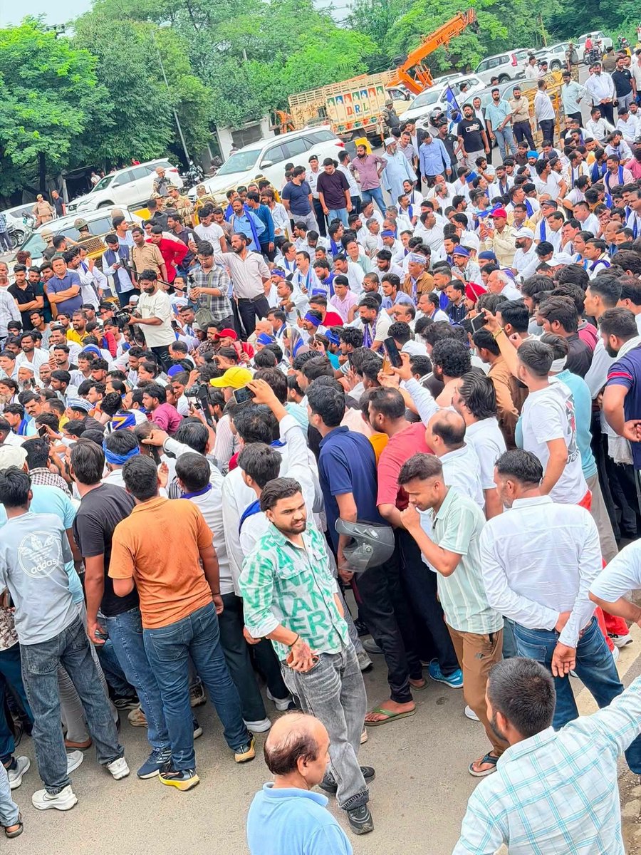Pritamkrbauddh's tweet photo. दलित समुदाय को अपने बाप का रोड कहने वाले SSP महोदय कहां हो,अब तो पूरा रोड जाम है। https://t.co/lEzJwYJnkf