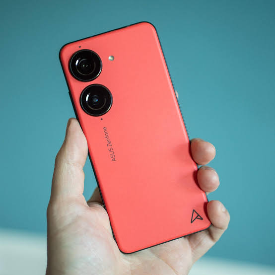 Scippio624's tweet photo. @sgnoogle Asus already made the perfect compact phone ,but no one cared about it now asus even don't make smartphones https://t.co/MBp6UJmXPh