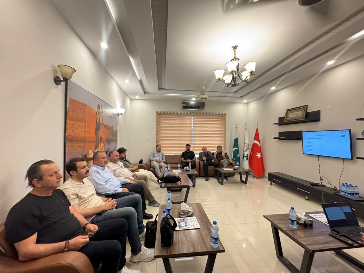 ihhytm's tweet photo. Milli Eğitim camiasından farklı il ve ilçelerde görev yapan yöneticilerden oluşan heyet, Yetimhaneler Birimi ve İstanbul Yetim Birimi ile birlikte İHH Pakistan Temsilciliğini ziyaret etti. 

Ziyarette, bölgede yürütülen insani yardım ve yetim çalışmaları hakkında bilgi paylaşımında bulunularak istişarelerde bulunuldu.