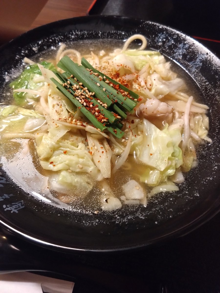 dice_DX10's tweet photo. エントリーナンバー1、太宰府参道のもつ鍋ちゃんぽん。
いきなりもつ鍋の〆だけ味わうかの如き暴挙。意外ともつがたくさん入っててとても良かった。

せっかくだから梅ヶ枝餅も食べたけど、うん、まあ、餅だね。普通においしい。 https://t.co/Kpso3tNIBW