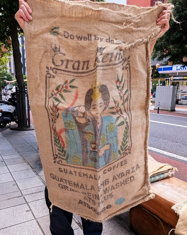 jalanjalanstaff's tweet photo. 円安と輸送コストの上昇により生豆の仕入れが厳しい状況にあります。麻袋を販売し、その売上を「コーヒー豆を仕入れるための資金」として大切に活用させていただくことにいたしました。一枚の麻袋を通じて、「毎日飲めるお求めやすい販売価格」をこれからも一緒に支えていただけましたら幸いです。 https://t.co/lw2l1uXmFG