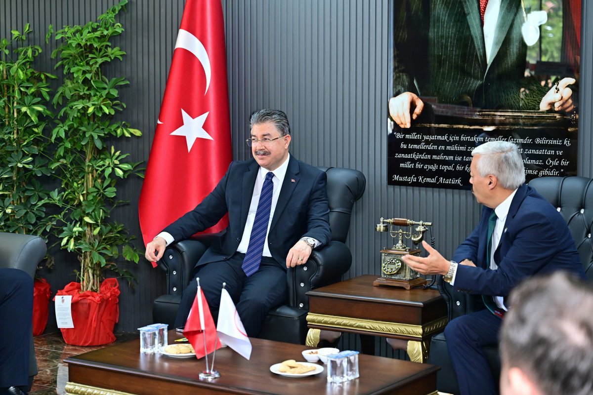 eskvaliligi's tweet photo. Valimiz Dr. Erdinç Yılmaz, Eskişehir Esnaf ve Sanatkârlar Odaları Birliği (ESOB) Başkanlığına seçilen Adnan Karamanlı ve Yönetim Kurulu Üyelerine iadeiziyarette bulundu.
ESOB hizmet binasında gerçekleşen ziyarette Vali Yılmaz, Başkan Karamanlı ve yönetim kurulu üyelerine görevlerinde başarılar dileyerek, esnaf ve sanatkârların şehrimizin ekonomik ve sosyal hayatındaki önemli yerine dikkat çekti. Birlik ve beraberlik içerisinde yürütülecek çalışmaların Eskişehir’e önemli katkılar sağlayacağına inandığını ifade eden Vali Yılmaz, kamu kurumları ile meslek kuruluşları arasındaki iş birliğinin önemine vurgu yaptı.
ESOB Başkanı Adnan Karamanlı ise ziyaretinden dolayı Vali Yılmaz’a teşekkür ederek, esnaf ve sanatkârların sorunlarının çözümü ve mesleki gelişimlerinin desteklenmesi adına kurumlarla iş birliği içerisinde çalışmalarını kararlılıkla sürdüreceklerini ifade etti.
@DrErdincYILMAZ1 
#Eskişehir