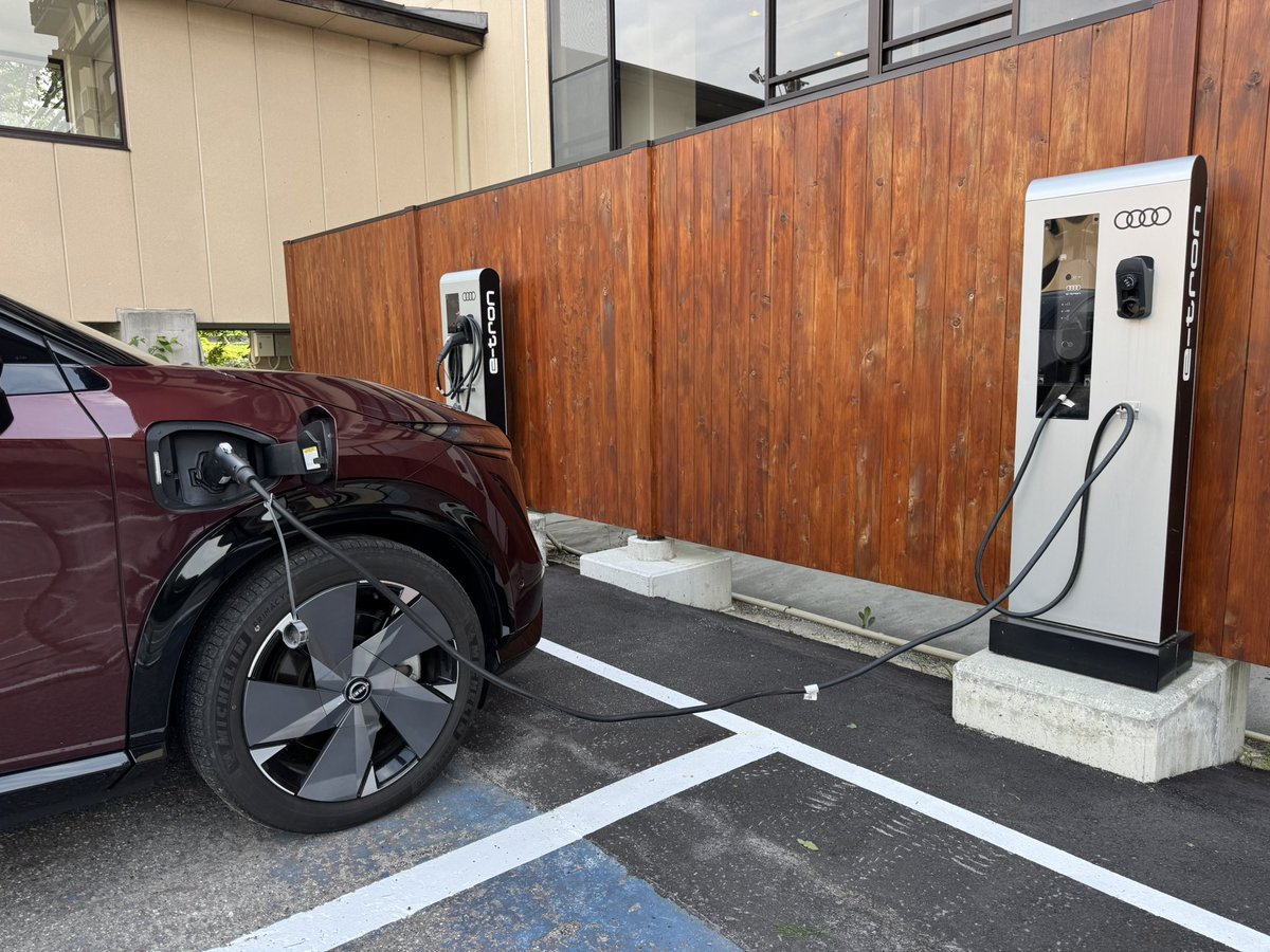 shinya_KANEKO_'s tweet photo. 🚘 #白馬村到着  #今年も白馬五竜館様に宿泊 #宿泊者は充電無料の素晴らしいサービス 🔌🆓
#日本EVクラブ #EVラリー2006白馬 #白馬村 #ゼロカーボンビジョン #気候非常事態宣言に向けた基本計画 #3年連続今年も参加で自分アップデート
#NISSAN #ARIYA #limited #B9e4ORCE
https://t.co/V4vXQElz4C https://t.co/0B9K7fZNta